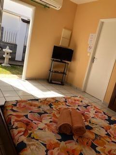 Room rental with kitchenette Saint-Leu